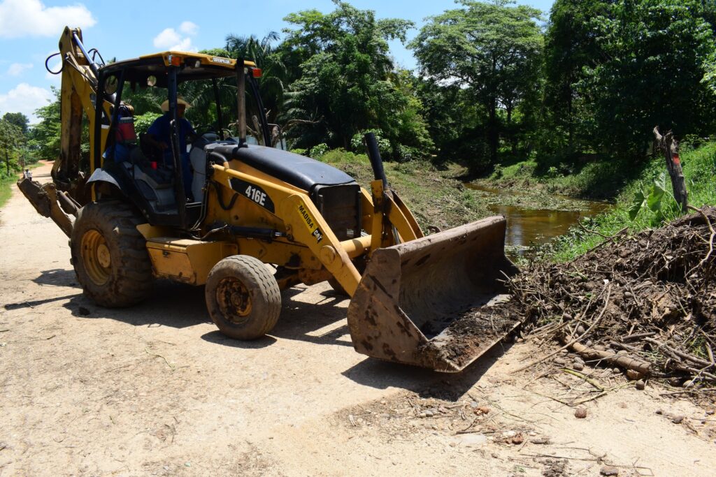  removiendo sedimentos para que el agua pueda desplazarse sin problema, se eviten desbordamientos y por tanto inundaciones por lluvias