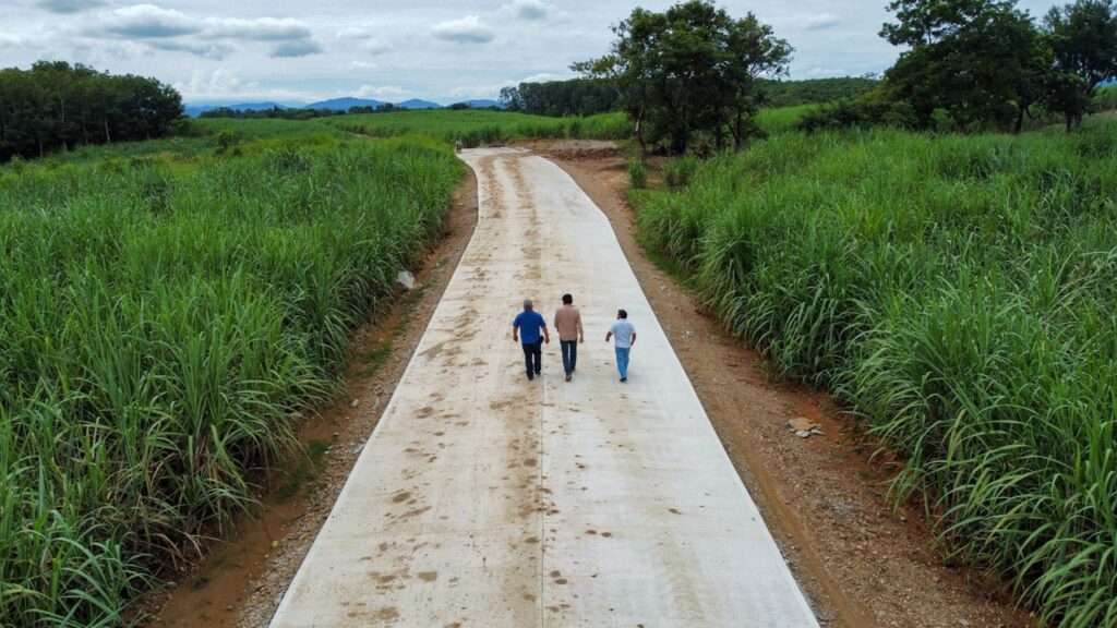 El avance constante en la construcción de este camino es un testimonio del compromiso de la región con el progreso y el bienestar de sus habitantes.